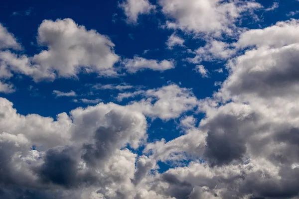 Mraky proti modré obloze jako pozadí — Stock fotografie