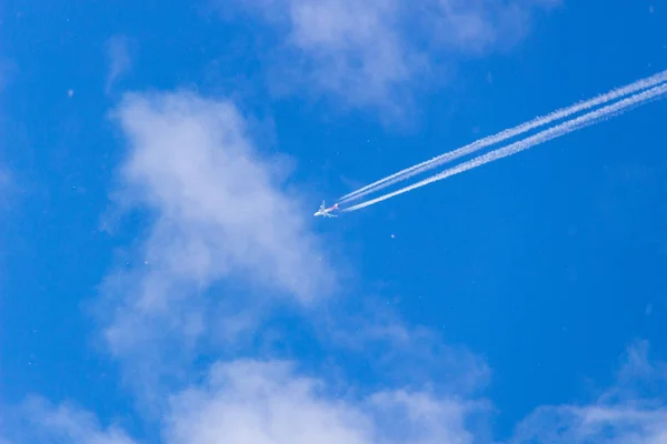 Контракт літака на блакитне небо з копіювальним простором — стокове фото