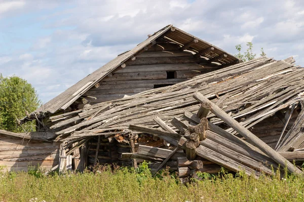 Opuszczony drewniany dom w Archangielsku, rosyjskim mieście północnym. Przykład wczesnej architektury Xxth. — Zdjęcie stockowe