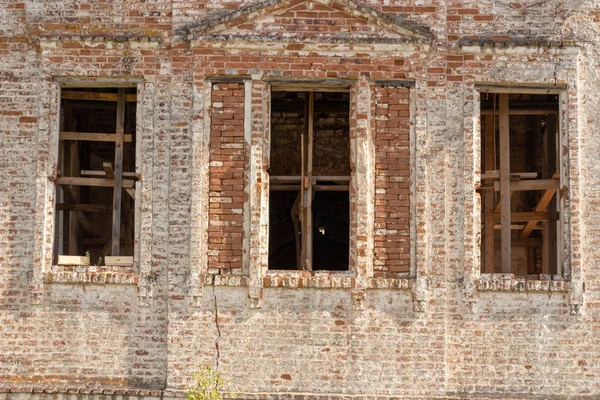 Les murs de l'église russe détruite de briques rouges — Photo