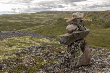 Norveç masalı troller için yığılmış taşlar. Desen ve yosun ile taş kabartma ve doku. Taş doğal arka plan. Moss ile taş. Yosun kaplı taşlar kayalar.