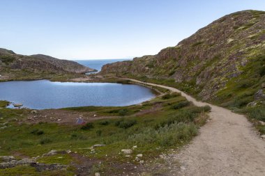 Göl kenarında kamp çadırı