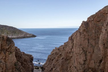 nehir bir orman alanında ağır su akışı ile kayalık bir kıyı şeridi boyunca okyanus karşılar, Motion River