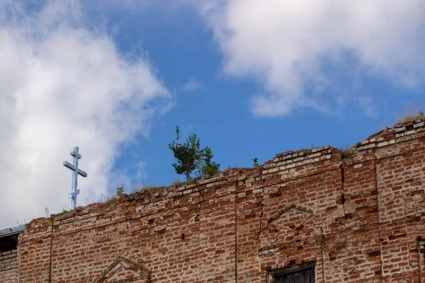Rus ların duvarları yıkılan kırmızı tuğladan kilise — Stok fotoğraf