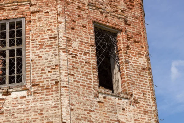 De muren van de Russische vernietigde kerk van rode baksteen — Stockfoto