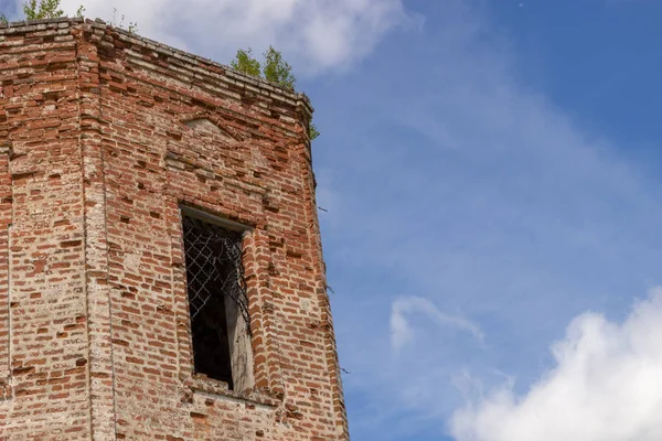 De muren van de Russische vernietigde kerk van rode baksteen — Stockfoto