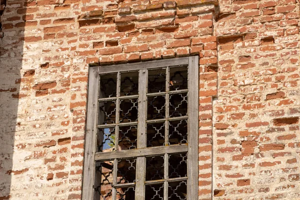 De muren van de Russische vernietigde kerk van rode baksteen — Stockfoto