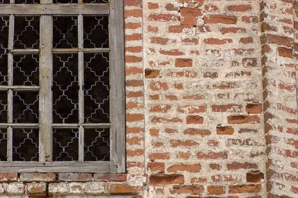 De muren van de Russische vernietigde kerk van rode baksteen — Stockfoto