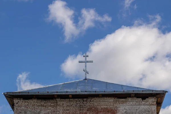 Christianisme orthodoxe. Mon Dieu ! Pâques. un dôme d'or avec une croix contre le ciel. Croix orthodoxe dans le ciel bleu. Le christianisme. Religion . — Photo