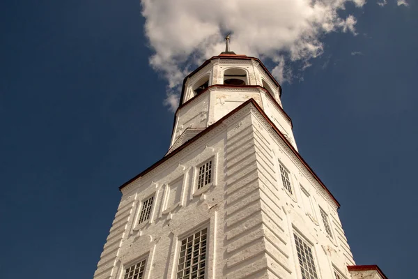 Mavi gökyüzüne karşı çan ve çan ile eski taş ve beyaz boya kilise — Stok fotoğraf