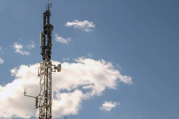 Mobilní telefon komunikace anténa věž s modrou oblohou a mraky, Telekomunikační věž — Stock fotografie