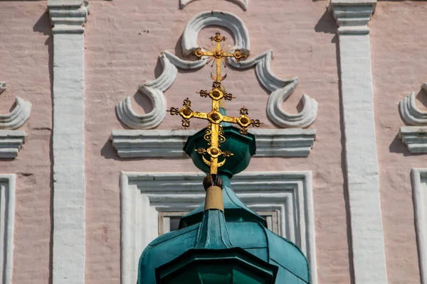 Vue extérieure de l'Eglise de la Sainte Croix à Varsovie, avec les gens . — Photo