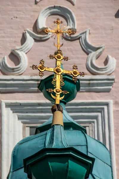 Buitenaanzicht van de kerk van het Heilig Kruis in Warschau, met mensen. — Stockfoto