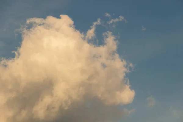 Φωτεινά σύννεφα ηλιόλουστο μεσημέρι μπλε ουρανό — Φωτογραφία Αρχείου