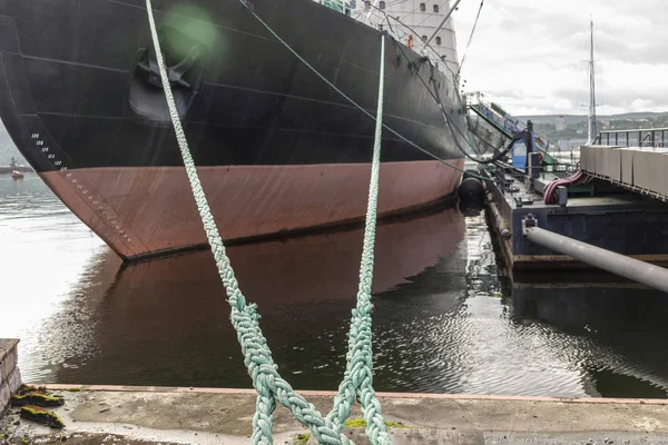 Ein großes Seil des Schiffes auf dem Metall ist es ein Knoten Seil, das das Schiff im Dock hält — Stockfoto