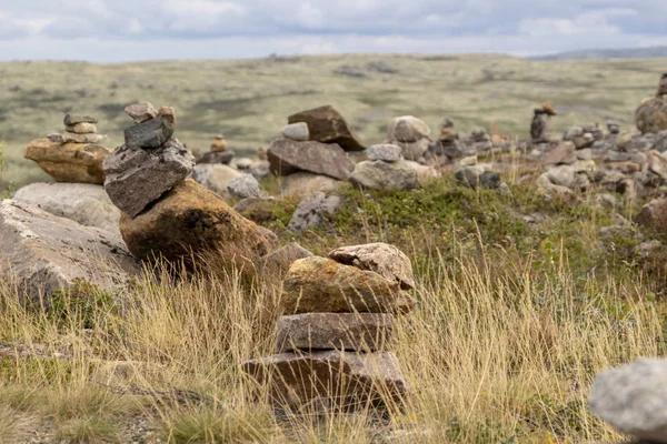 Камни, сложенные для норвежских сказочных троллей. Облегчение и текстура камня с узорами и мхом. Камень природного фона. Камень с Моссом. Камни, покрытые мхом . — стоковое фото