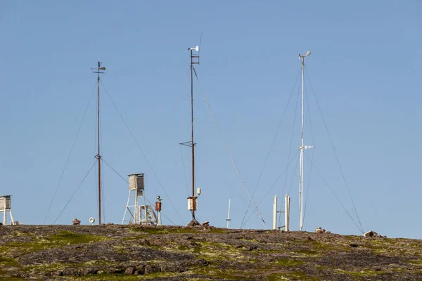 Meteorologická stanice nad přehradou s pozadím hory — Stock fotografie