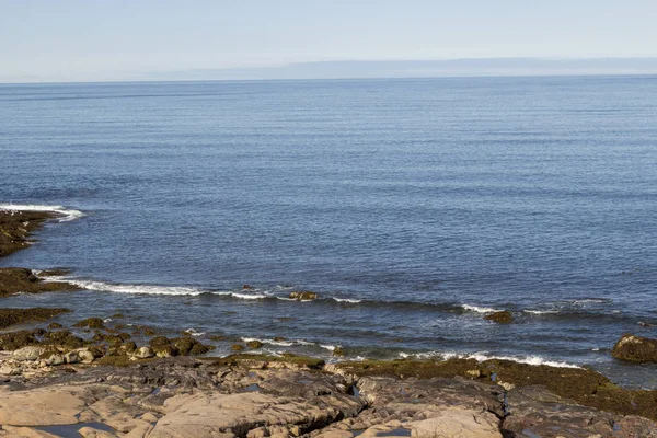 Prachtige luchtfoto op het oppervlak van de zee en de rotsachtige kust — Stockfoto