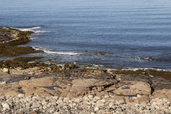 Prachtige luchtfoto op het oppervlak van de zee en de rotsachtige kust — Stockfoto