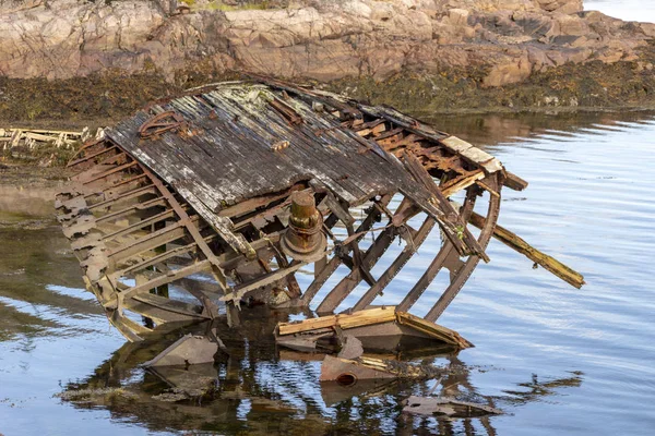 Velho naufrágio ou naufrágio abandonado, navio de pesca quebrado encontra-se do seu lado perto da costa — Fotografia de Stock