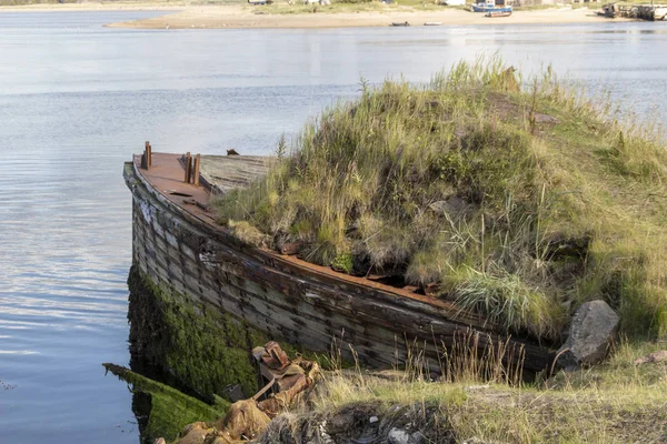 Velho naufrágio ou naufrágio abandonado, navio de pesca quebrado encontra-se do seu lado perto da costa — Fotografia de Stock