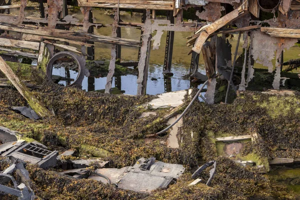 Vieux naufrage ou naufrage abandonné, navire de pêche cassé se trouve sur le côté près du rivage — Photo