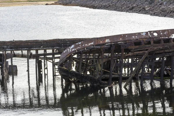 Vieux naufrage ou naufrage abandonné, navire de pêche cassé se trouve sur le côté près du rivage — Photo