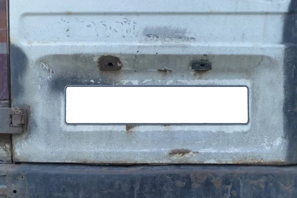 더러운 차에 빈 흰색 번호판의 클로즈업, 복사 공간 — 스톡 사진