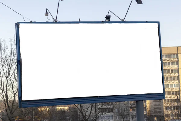 広告のための夜の屋外広告ポスターや空白の看板のための看板。街路灯 — ストック写真
