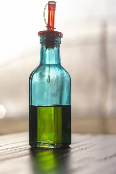 Botella de aceite de oliva bodegón sobre fondo gris — Foto de Stock