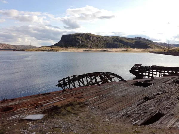 Vieux naufrage ou naufrage abandonné, navire de pêche cassé se trouve sur le côté près du rivage — Photo