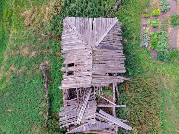 Вид разрушенного деревянного дома с беспилотником — стоковое фото