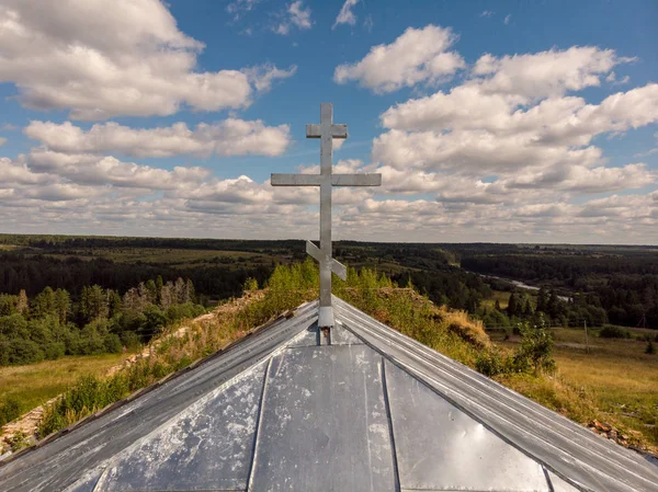 La cruz de plata en el techo de la iglesia — Foto de Stock