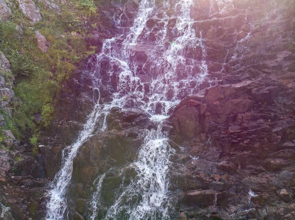 Bergwasserfall mit Drohne — Stockfoto