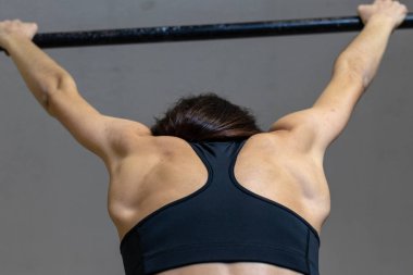 Kız spor salonunda barda meşgul