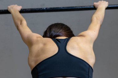 Kız spor salonunda barda meşgul