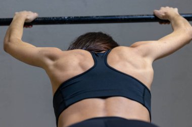 Kız spor salonunda barda meşgul