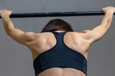 Kız spor salonunda barda meşgul