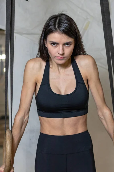 La chica se dedica a los anillos en el gimnasio — Foto de Stock