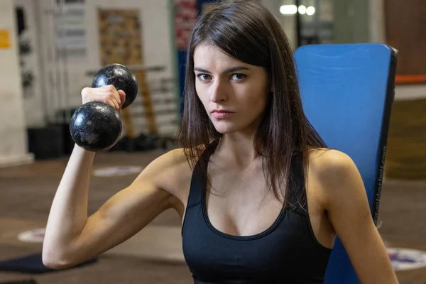 The girl is engaged with dumbbells in the gym — Stock Photo, Image