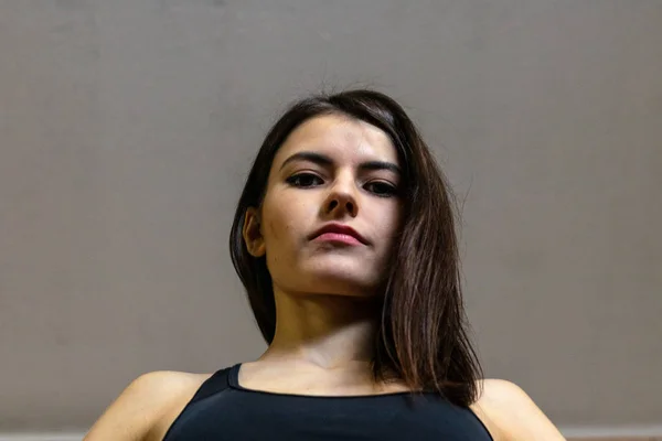 Kız spor salonunda barda meşgul