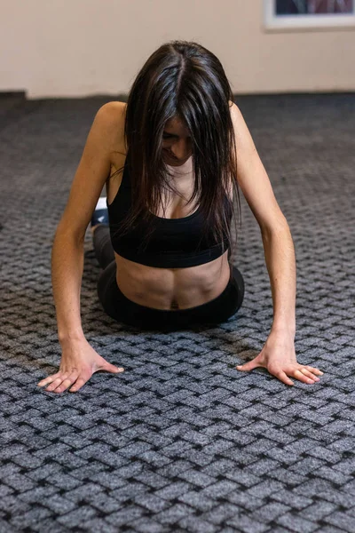 Dziewczyna robi rozciąganie w siłowni — Zdjęcie stockowe