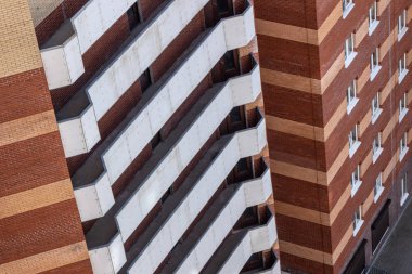 Kırmızı tuğla yapımında beyaz balkonlar