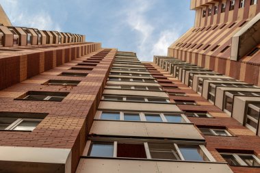 Kırmızı tuğla yapımında beyaz balkonlar