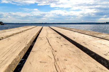 Denizin arka planında ahşap iskele