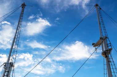 Mavi gökyüzüne karşı bir geminin iki direği