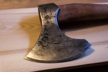 Bir ağacın arka planına karşı eski bir balta