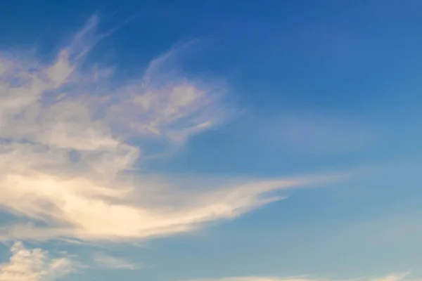 Wolken tegen de blauwe lucht — Stockfoto