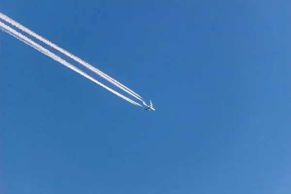 Самолеты на голубом фоне неба — стоковое фото