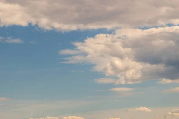 Nuvens contra o céu azul — Fotografia de Stock